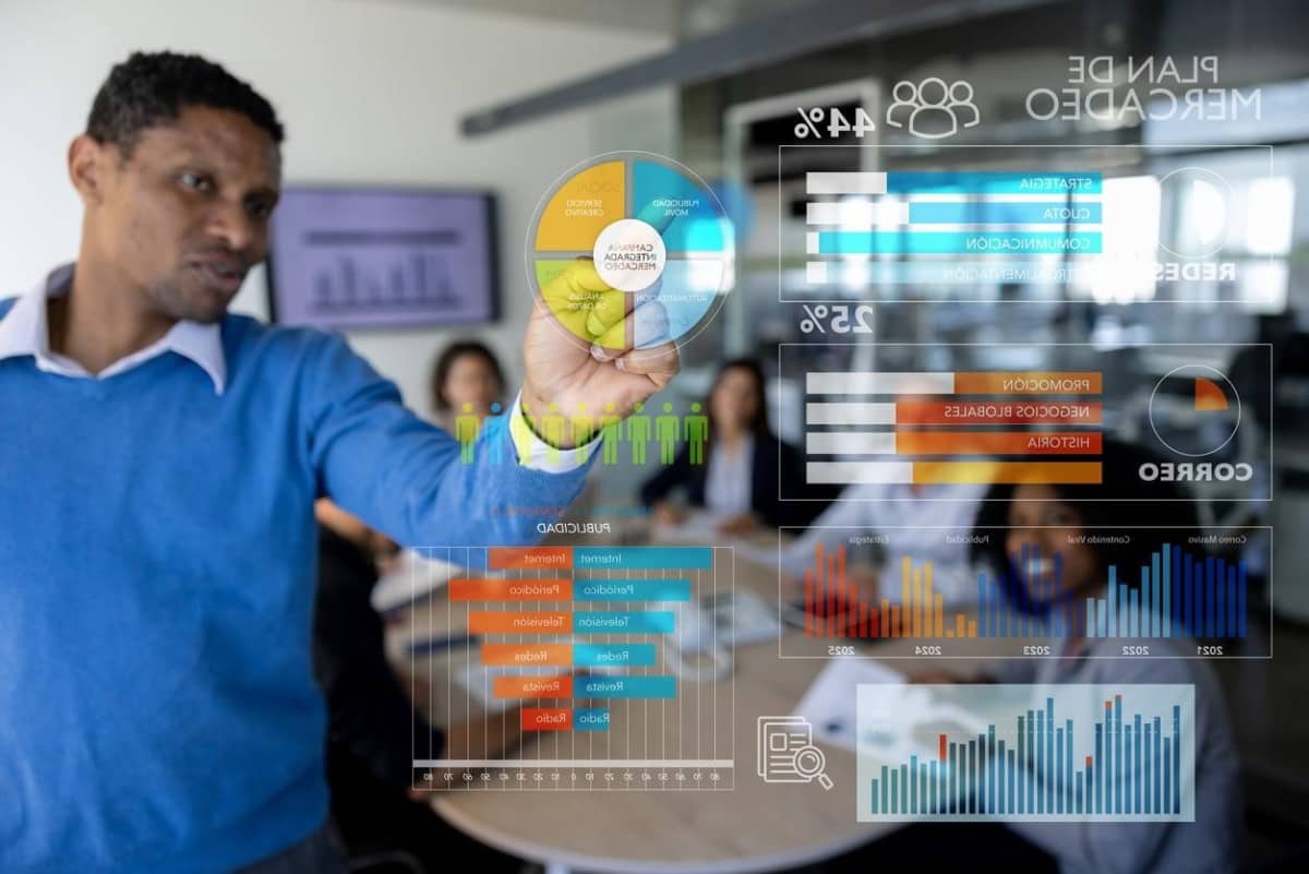 Un empresario y su equipo de trabajo analizan las mejores opciones para invertir.