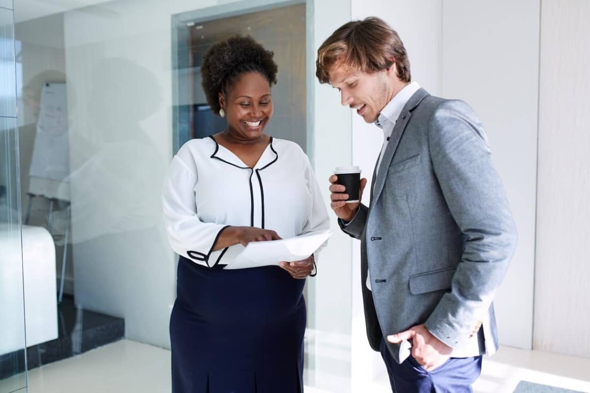 Inversionistas conversan sobre el mercado de bonos.