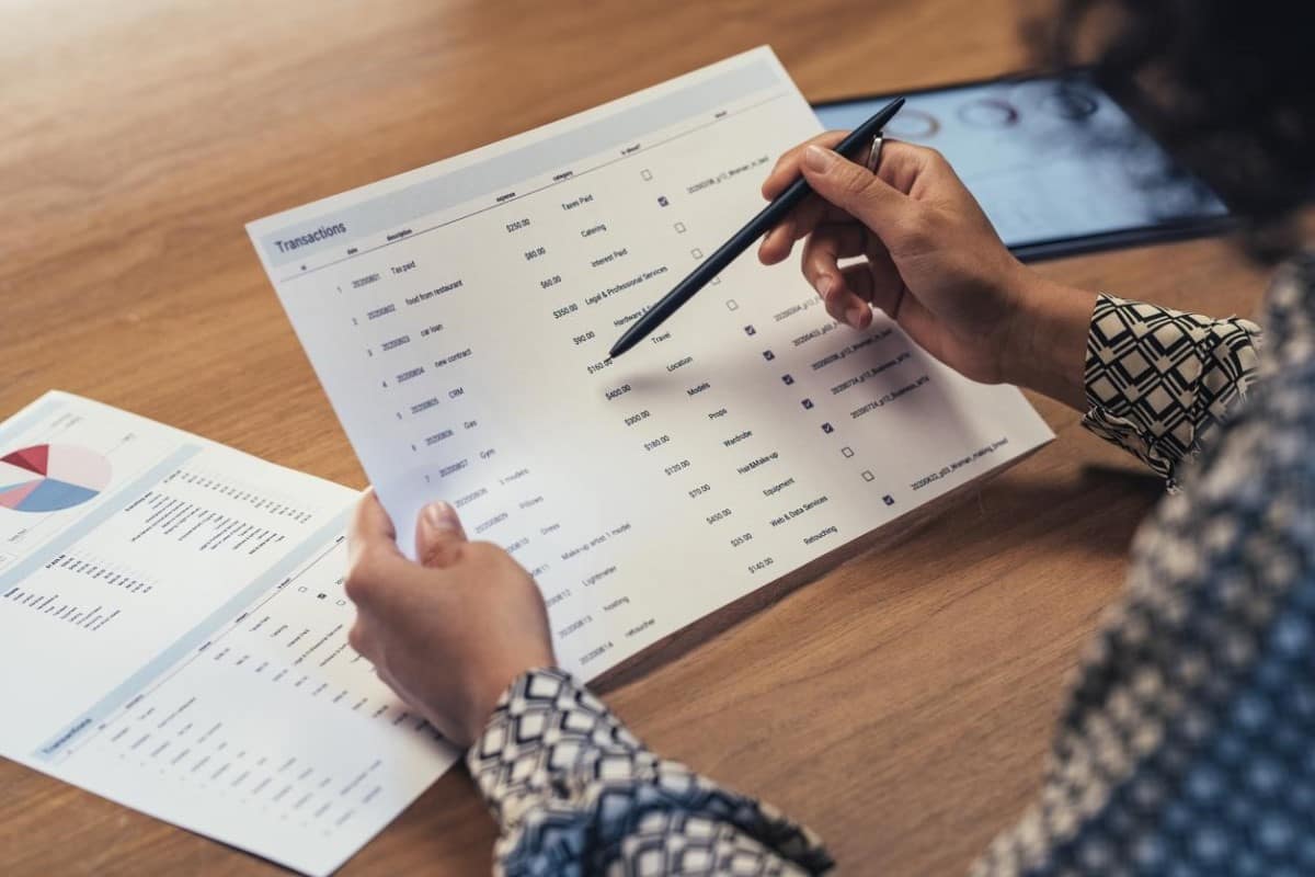 Una trader revisa documentos con cifras y tendencias del mercado de derivados.