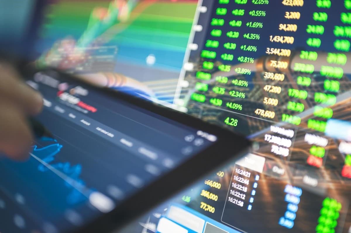 Un trader analiza gráficos y cifras relacionadas con lo que es el mercado de divisas.