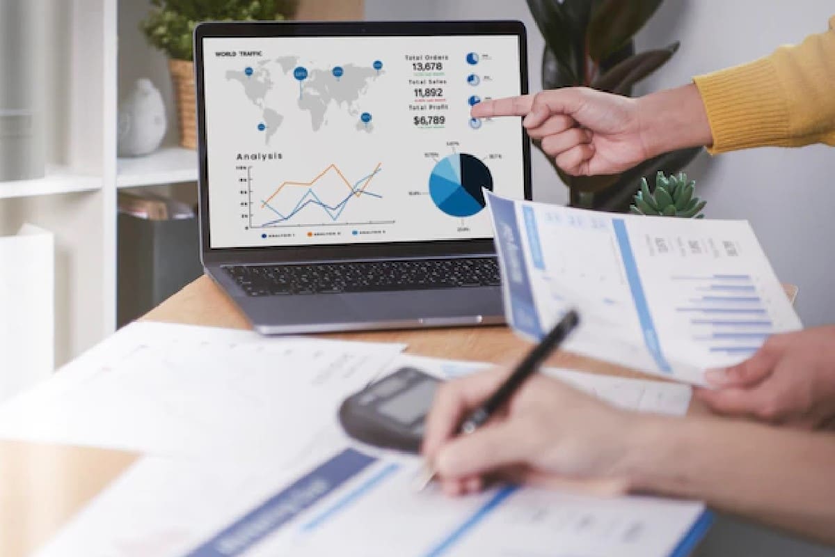 Personas investigando qué es NFT Chile.