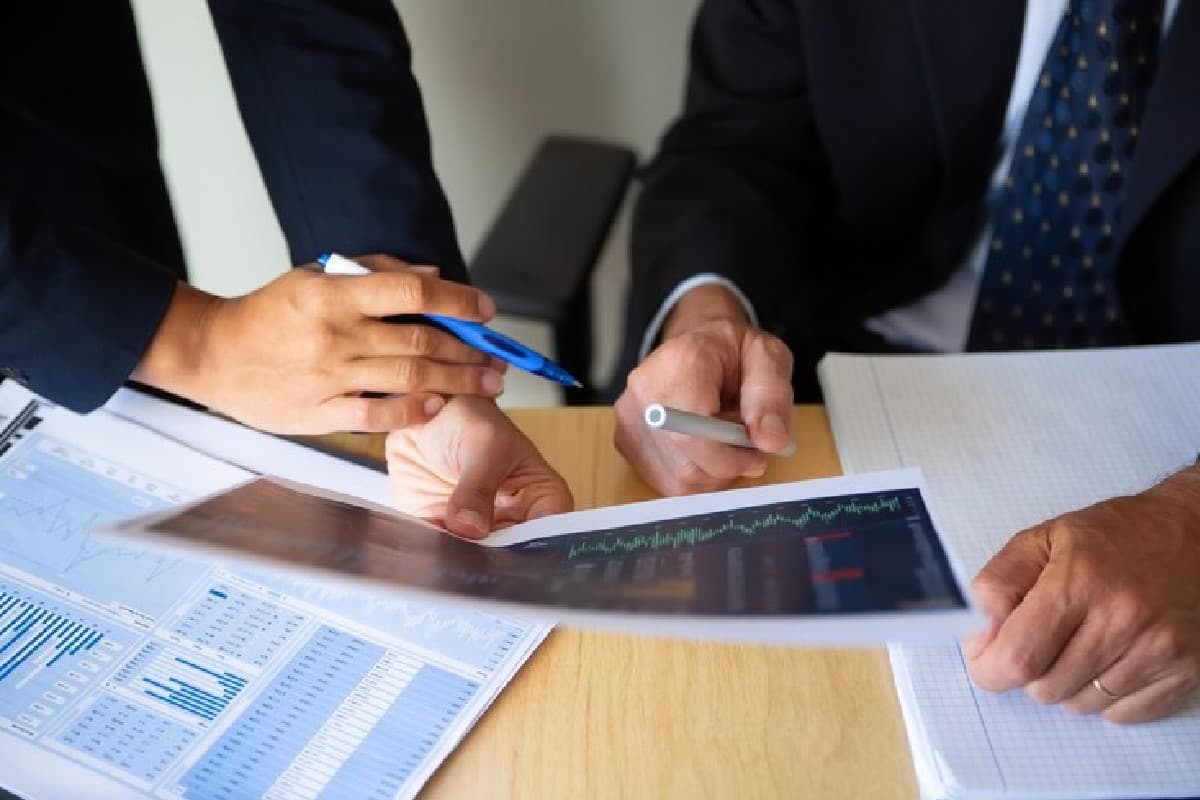 Personas evaluando cómo invertir en NFT.