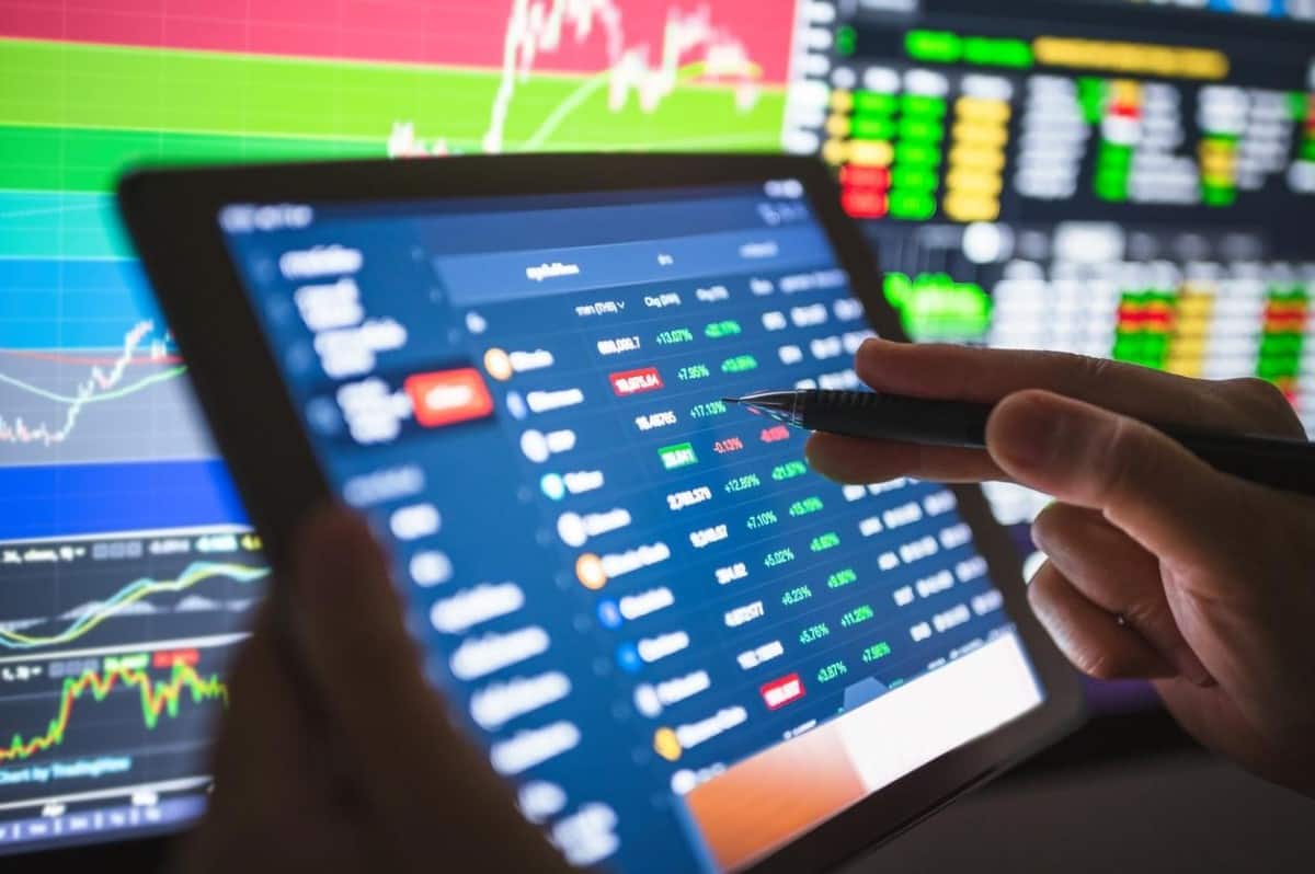 Inversionista revisa estadísticas del sector bancario, del que hacen parte Nubank y acciones.