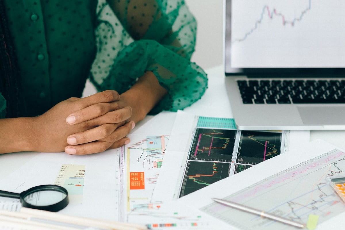 Persona conociendo cómo funciona la nube de Ichimoku.