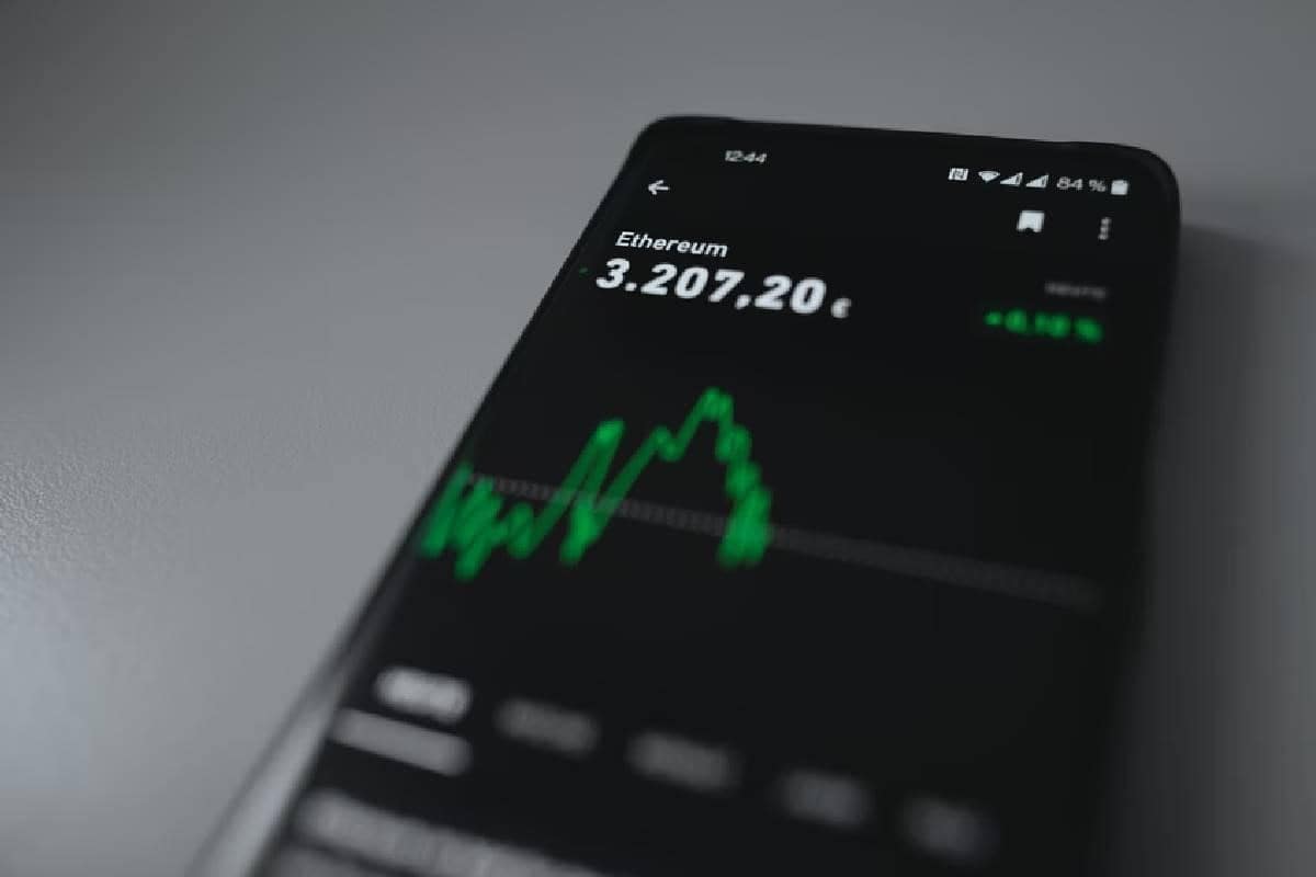 Celular muestra la cotización de Ethereum 