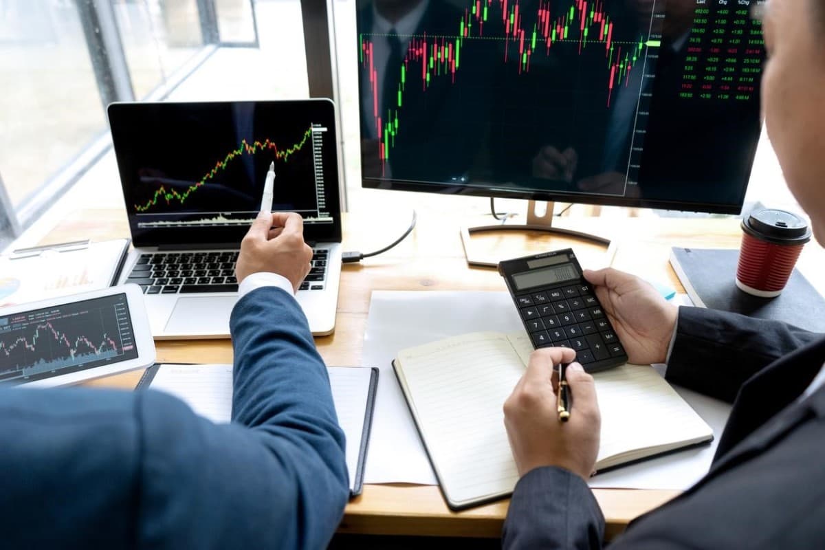 Empresarios analizan la posibilidad de invertir en opciones binarias