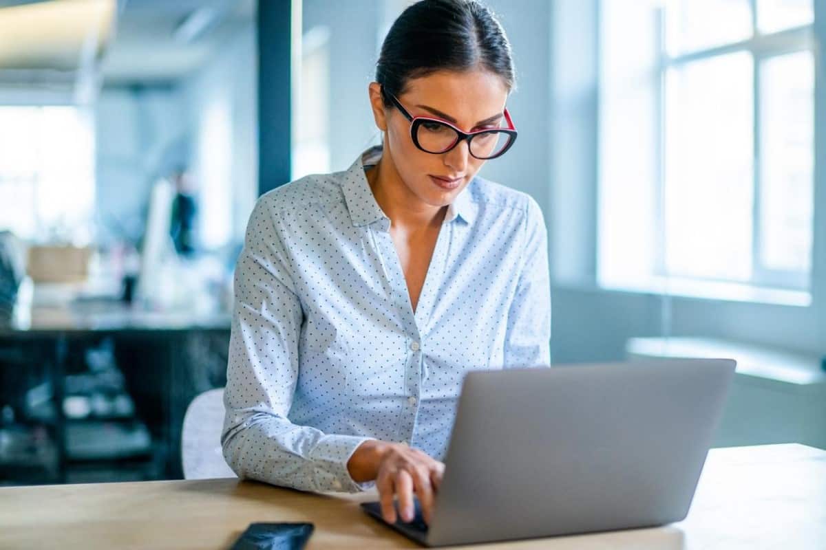 Una inversionista estudia en su laptop el mercado de opciones sobre acciones.