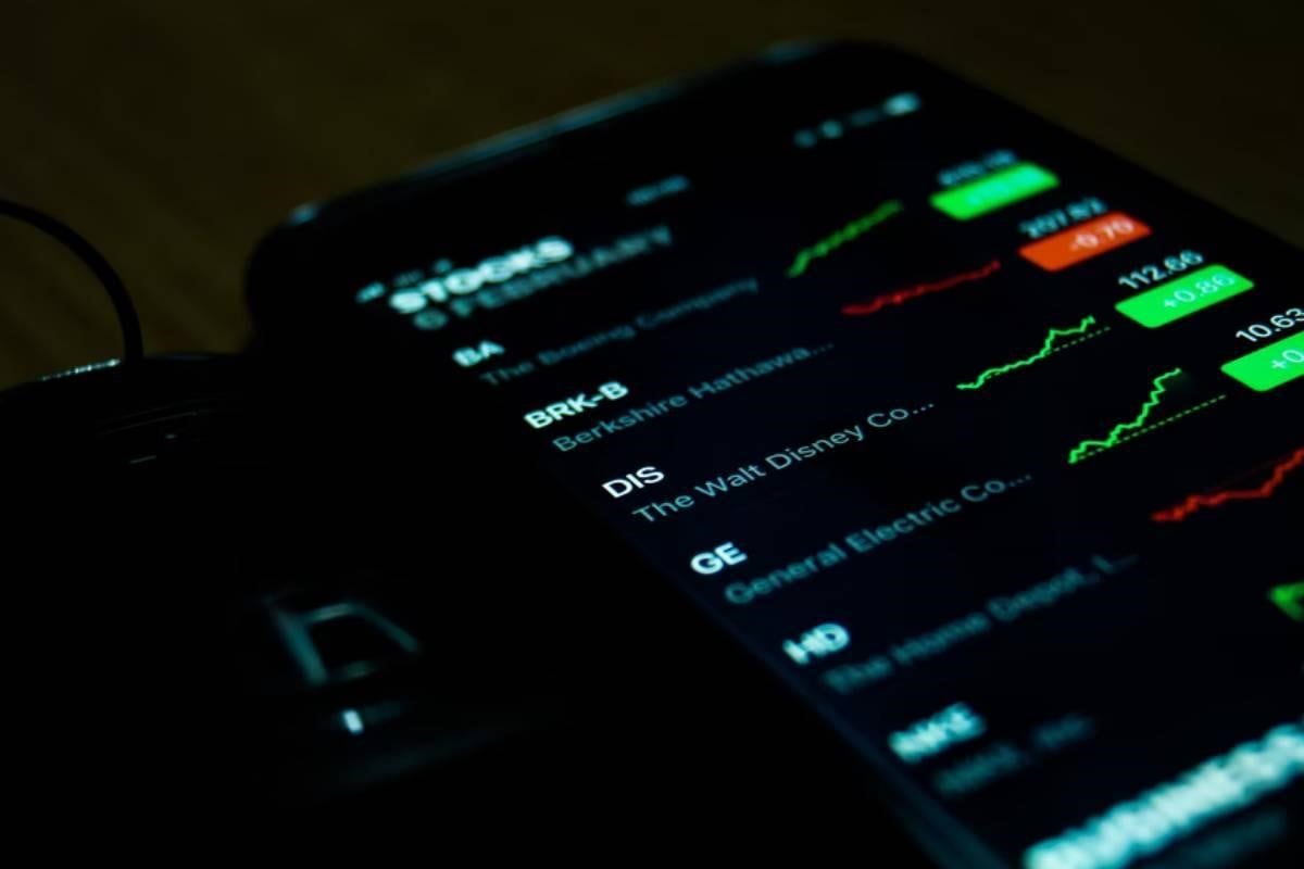 Aplicación de un celular que muestra las cotizaciones de acciones de empresas de EEUU. 