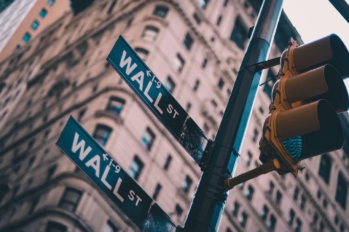 Letrero de la calle Wall Street, distrito financiero por excelencia en el mundo. 