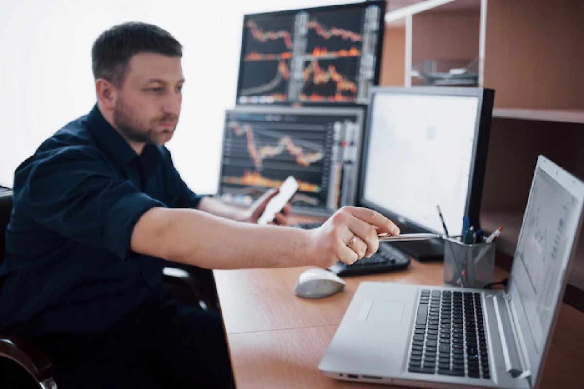 Persona investigando cómo hacer un plan de trading.