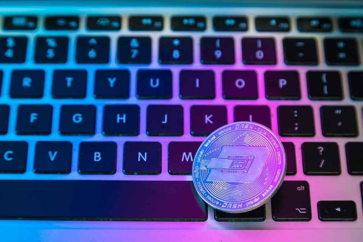 Una crypto sobre un teclado de computadora. Conoce la cotización y predicciones del precio del Dash.