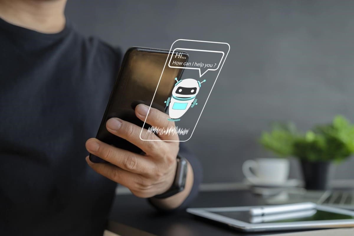 Un trader interactúa con un chatbot, cuyas respuestas son guiadas por prompts