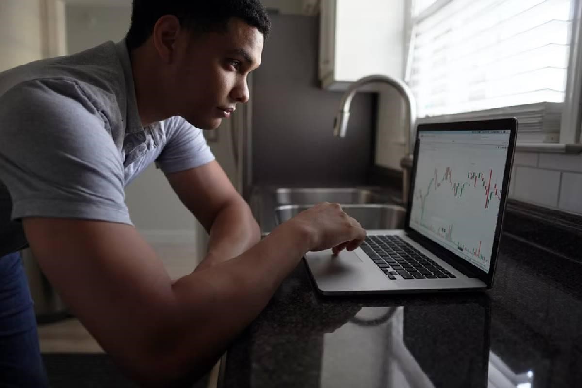 Una persona analiza técnicamente el precio de un activo desde su computadora