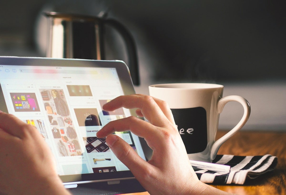 Broker navegando por Internet.