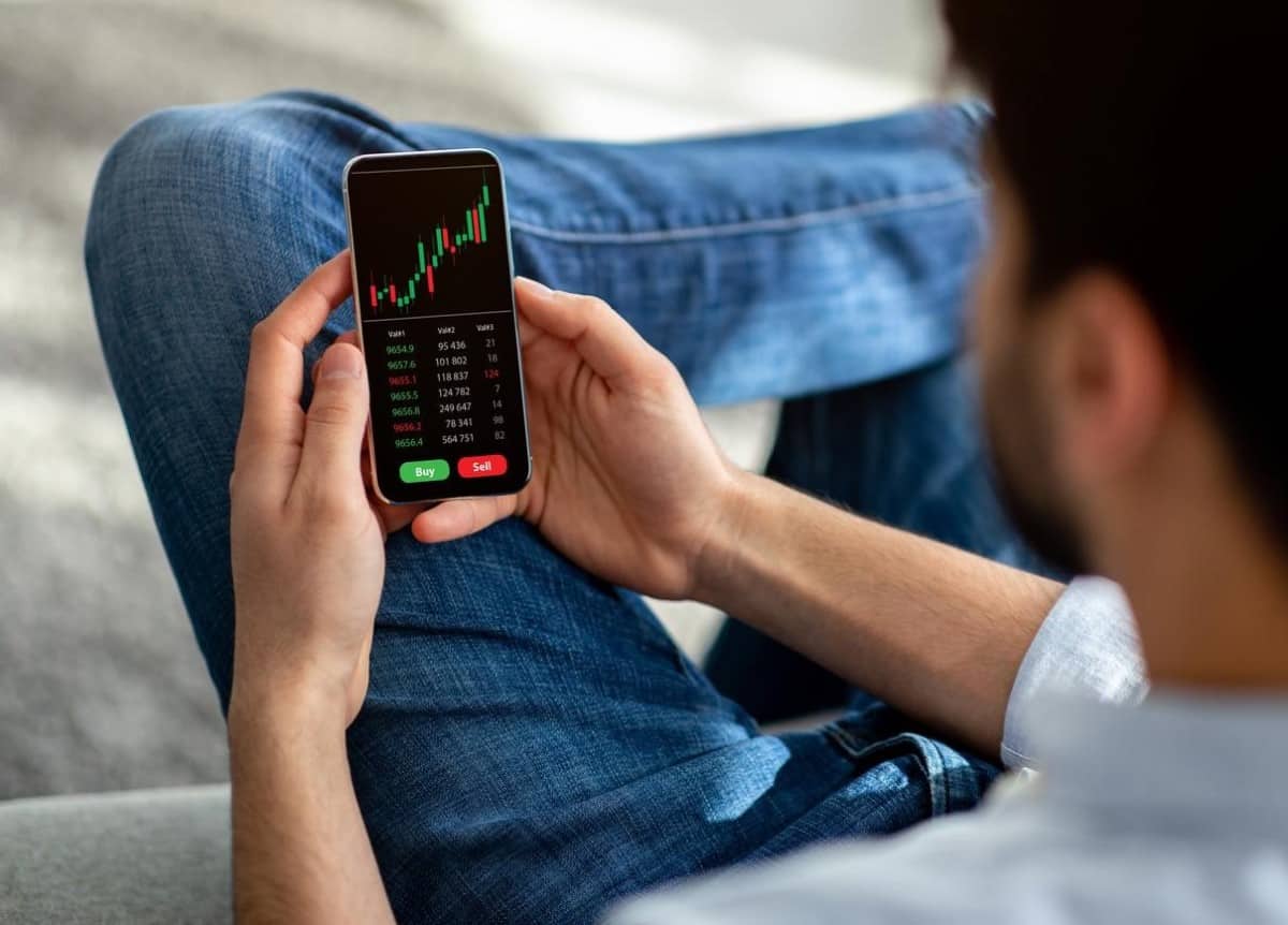 Trader usa una app de criptomonedas. Descubre qué es un token y cómo se relaciona con el universo crypto.