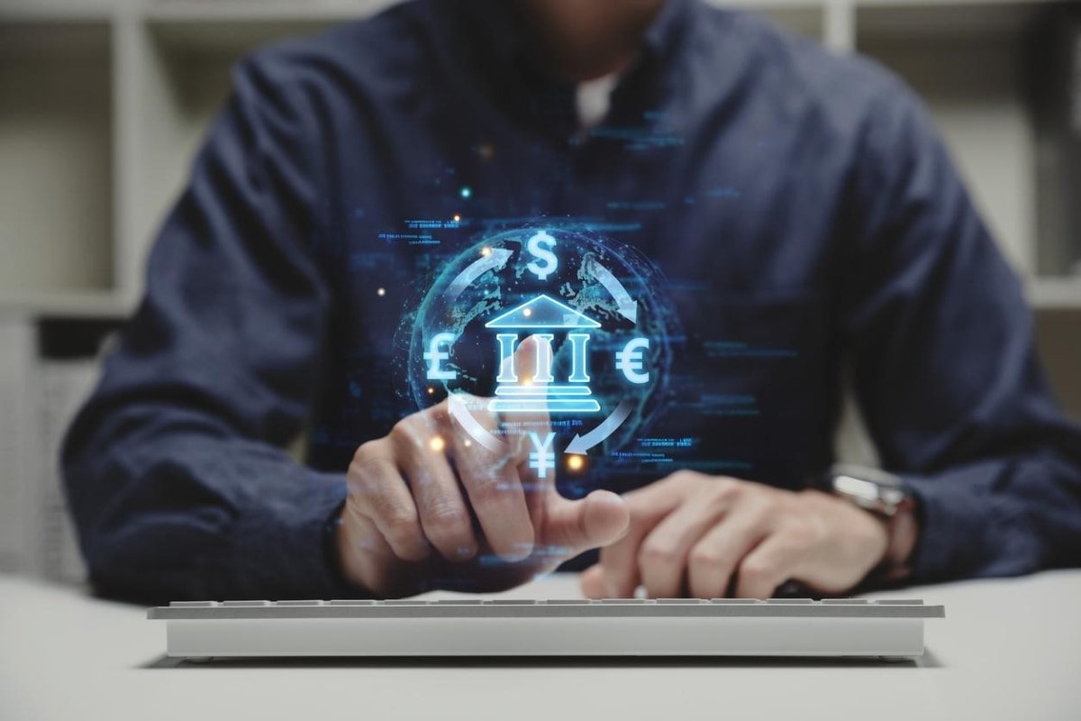 Foto conceptual de cambio de monedas. Descubre cómo las remesas inciden en el mercado de divisas.