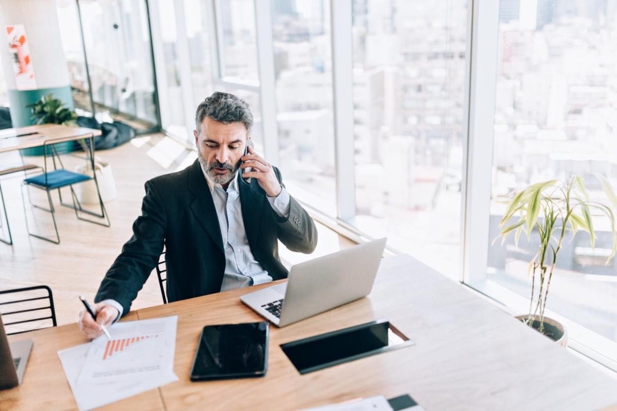 Un empresario revisa gráficos para determinar la rentabilidad de sus inversiones.