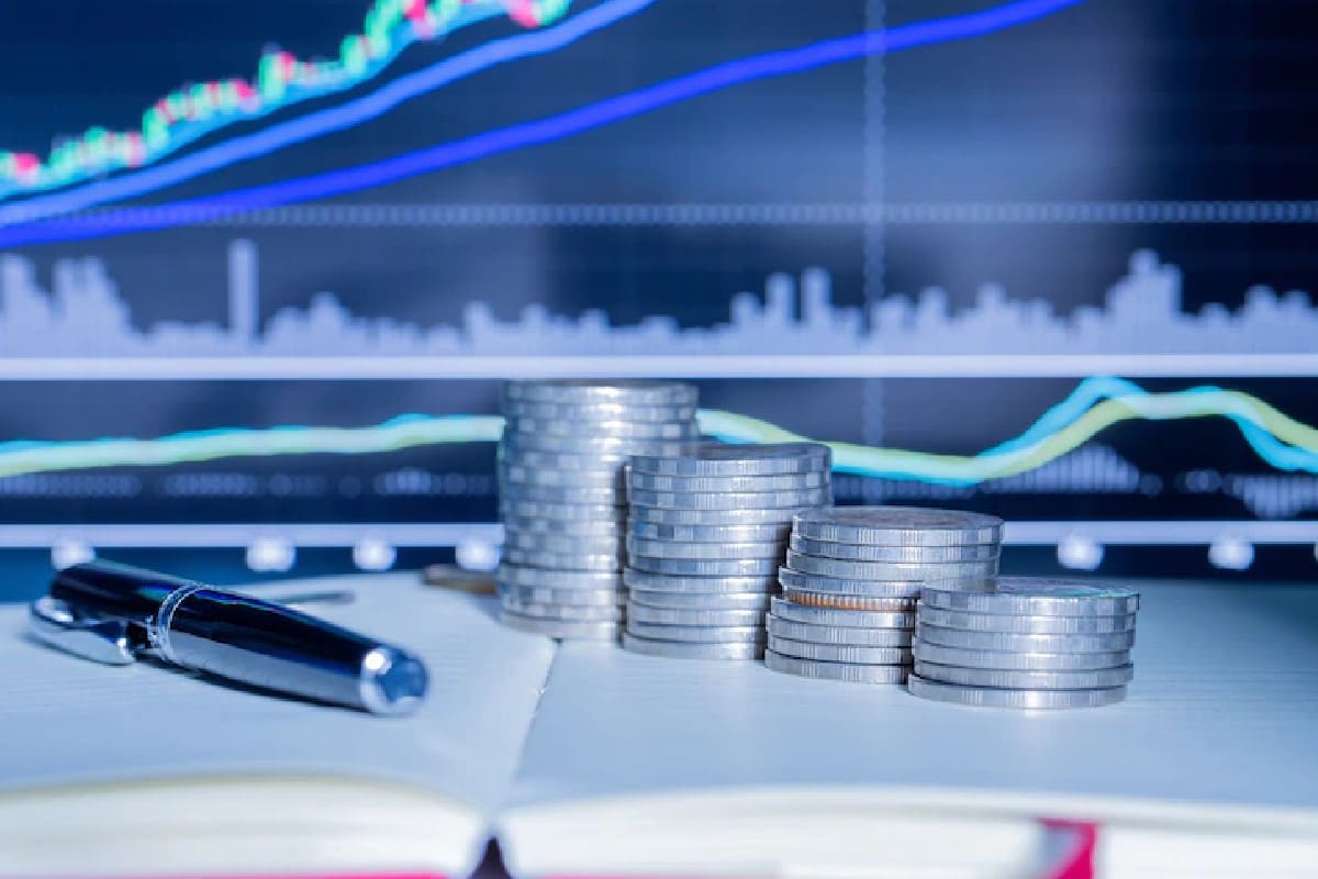 Gráficos en una pantalla sobre criptomonedas.