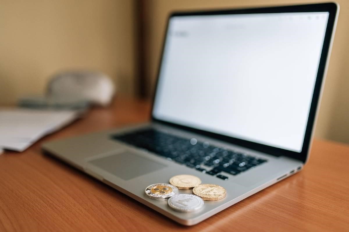 Criptomonedas sobre una computadora.