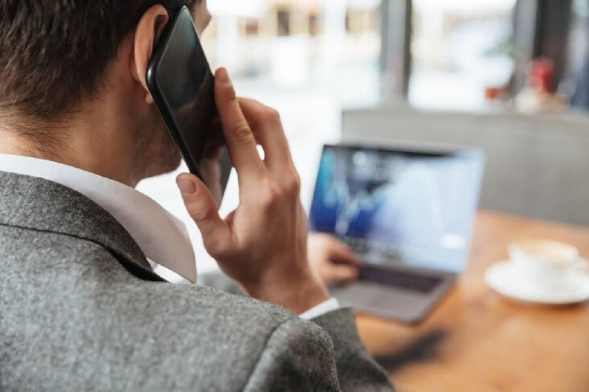 Trader frente a una computadora analizando la compra de stablecoin.