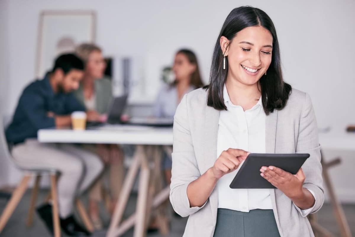 Empresaria negocia swaps conectada a su tablet.