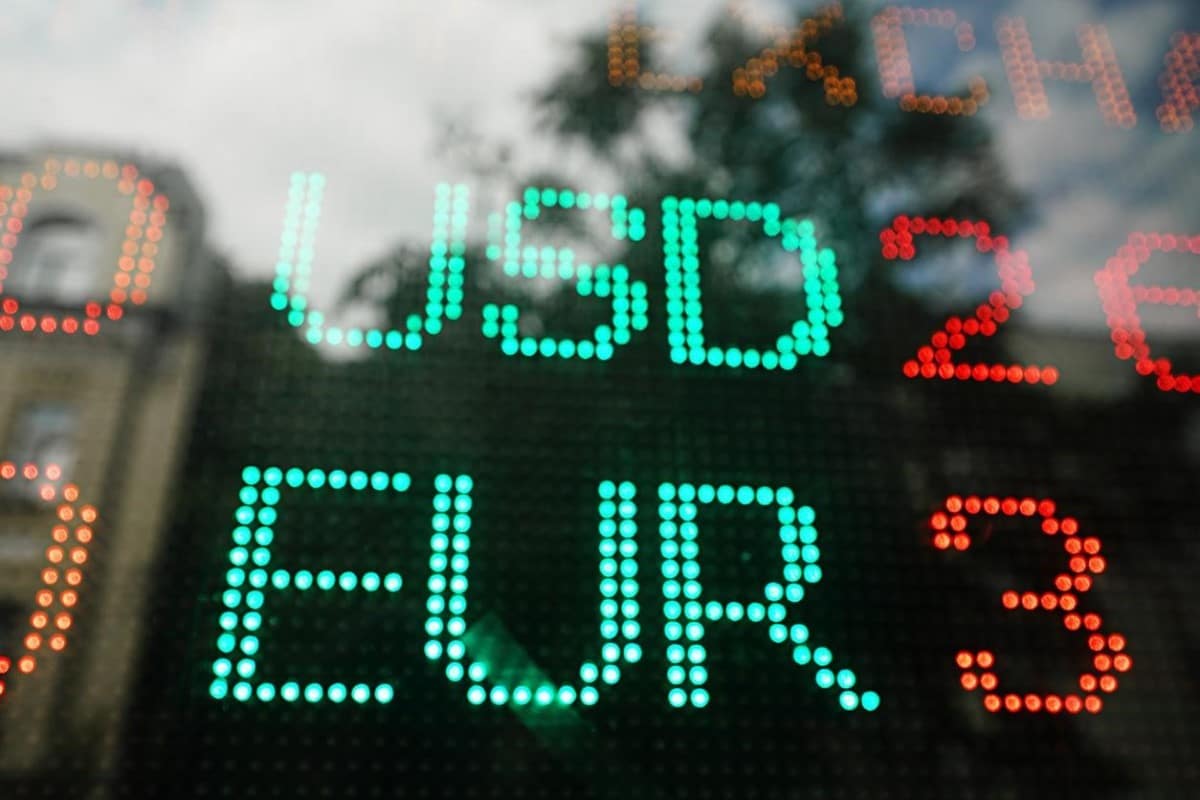 Un tablero muestra la tasa de cambio del dólar y el euro, el par de divisas más popular.