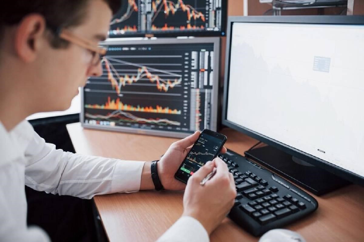 Un trader analizando gráficos para decidir en qué NFT invertir.