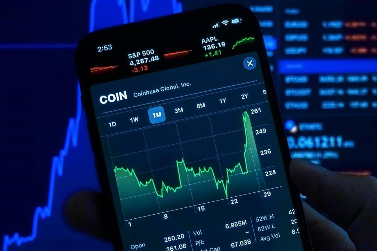 Puedes ingresar desde tu celular a la plataforma de trading para conocer la cotización Bitcoin a pesos chilenos. 