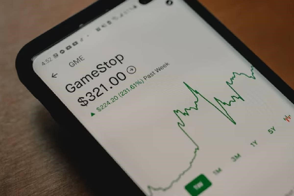 Celular muestra la cotización de GameStop, uno de los activos más volátiles del 2021. 