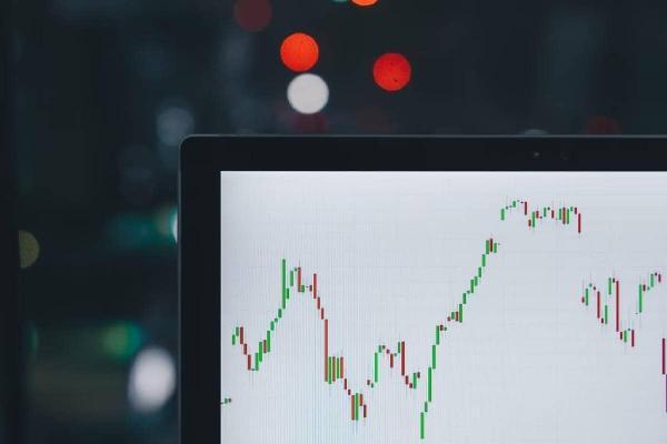 Una pantalla con gráficas. Las figuras chartistas son las formas que toman las subidas y bajadas de los gráficos de valores.