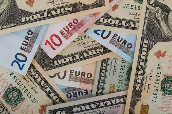 Imagen de varias divisas, como dólares y euros.