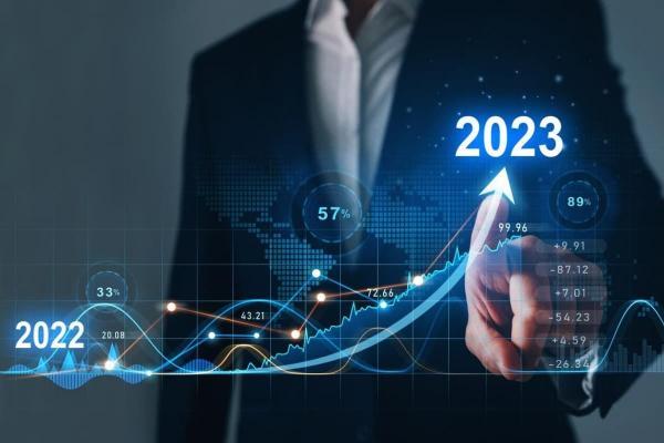 Un empresario dibuja un gráfico que indica cómo invertir en la bolsa.