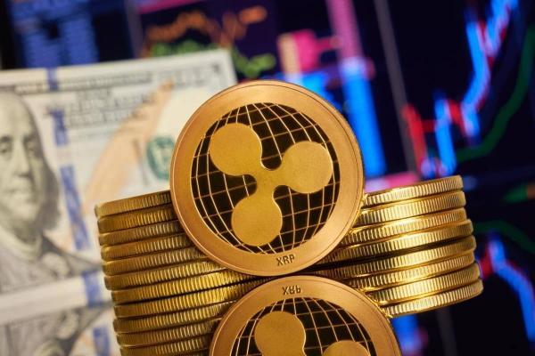 Monedas XRP con un dólar y una gráfica de tendencia de fondo. Conoce qué es Ripple.