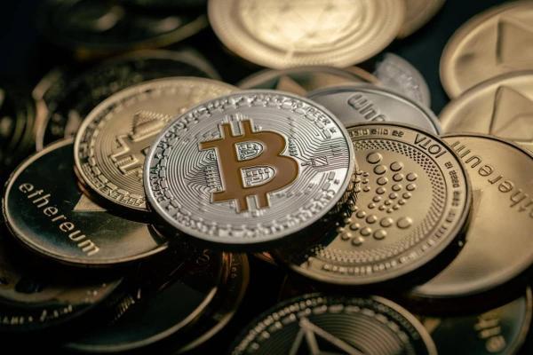 Bitcoin, Ethereum y otros tipos de criptomonedas.