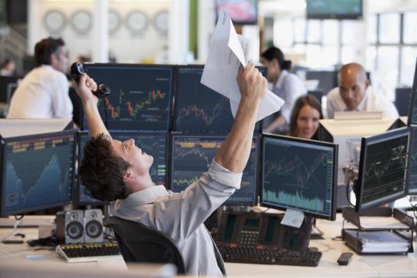 Un trader celebra el éxito de sus estrategias de trading.