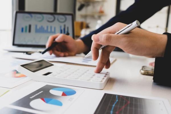 Un equipo de inversores analiza gráficos de tendencias sobre activos financieros.