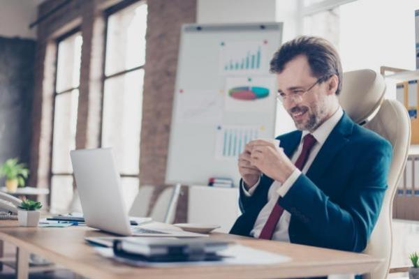 Empresario analiza en su computadora cómo comprar acciones en Perú.