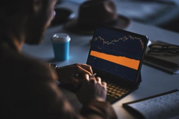 Un trader analiza gráficos para verificar si sus estrategias de inversión fueron efectivas.