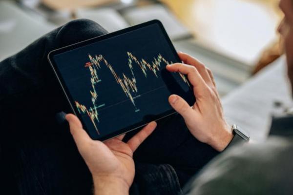 Trader analiza gráficos de tendencia para hacer scalping con mayores probabilidades de éxito.