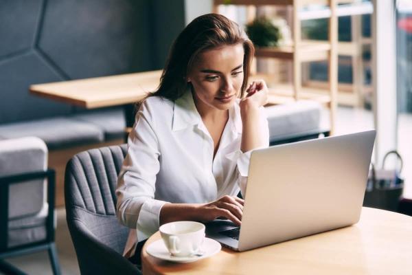 Una joven analiza en su laptop las características de la plataforma Trading Central.