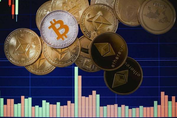 Monedas digitales con un gráfico de velas de fondo. Conoce aquí qué es ICO en criptomonedas.