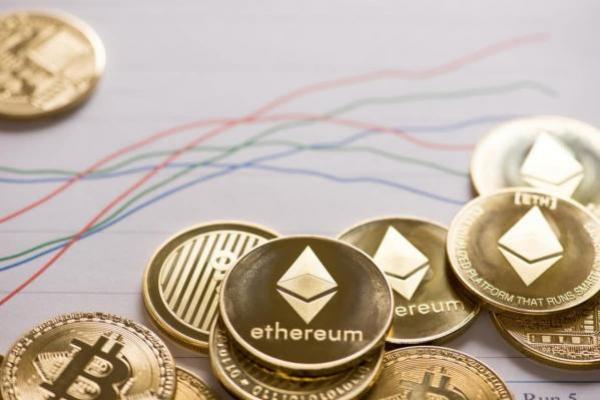 Bitcoin y Ethereum sobre un gráfico que evidencia qué tan seguro es invertir en criptomonedas.
