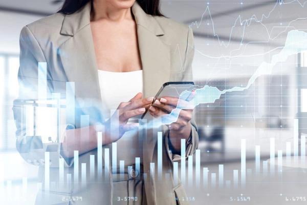 Una inversionista analiza información financiera de lo que es un activo financiero.