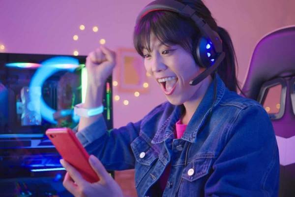 Una trader celebra al ganar dinero con juegos NFT.