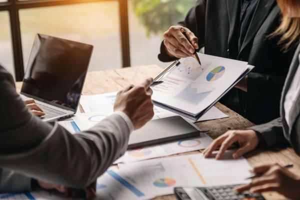 Inversores conversan y analizan cifras sobre fondos mutuos.