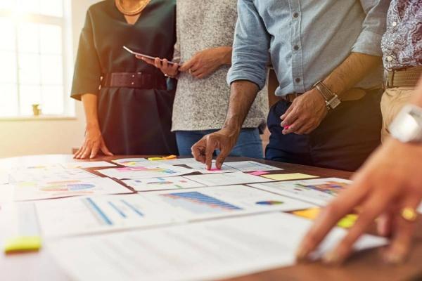 Equipo de inversores analizan gráficas de indicadores macroeconómicos.