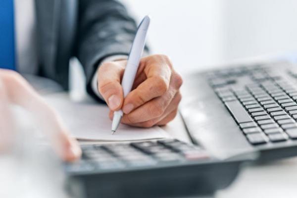 Un hombre de negocios calcula el riesgo de liquidez de un activo.