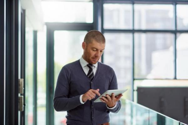 Inversor indaga en su tablet sobre market makers.