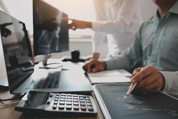 Traders analizan tendencias para definir si invertir o no en el mercado de opciones.