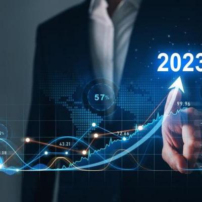 Un empresario dibuja un gráfico que indica cómo invertir en la bolsa.